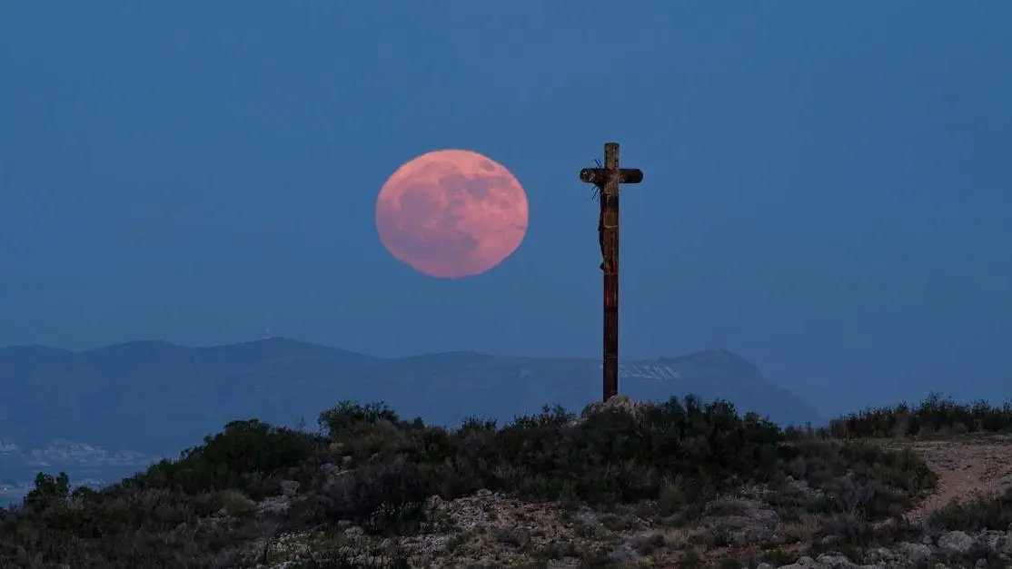 Full moon above Pla de Aljub cross.