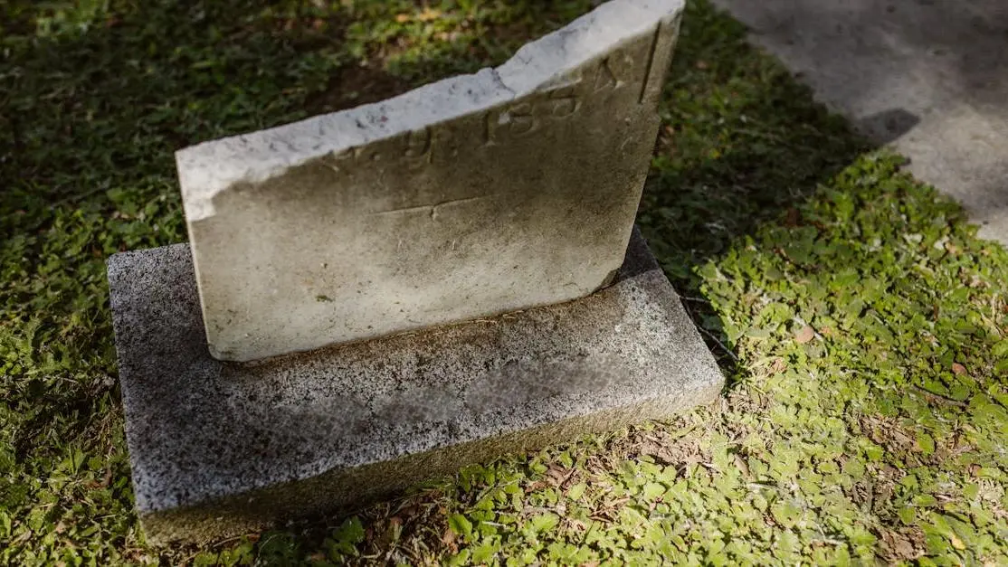 Elderly woman looking distressed, symbolizing memory loss and cognitive decline