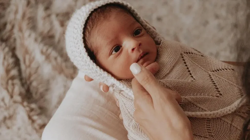 Mother holding a baby, addressing vaginal dryness during breastfeeding.