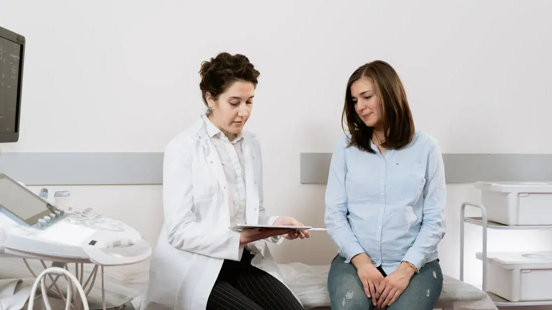 Pregnant woman consulting doctor about yeast infections and pregnancy