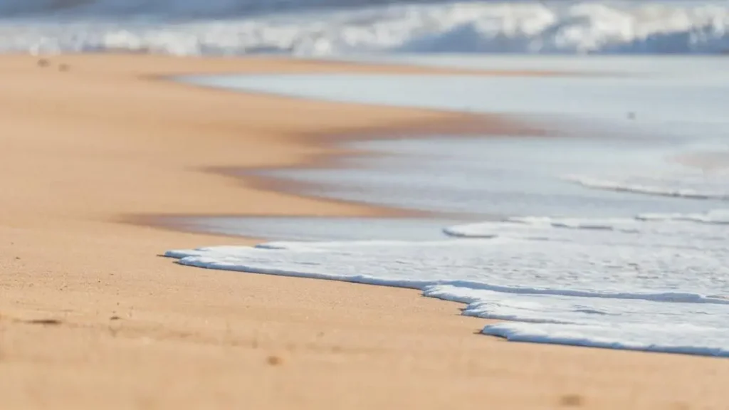Ocean waves gently wash the sandy shore, symbolizing how Semaglutide works to suppress hunger.
